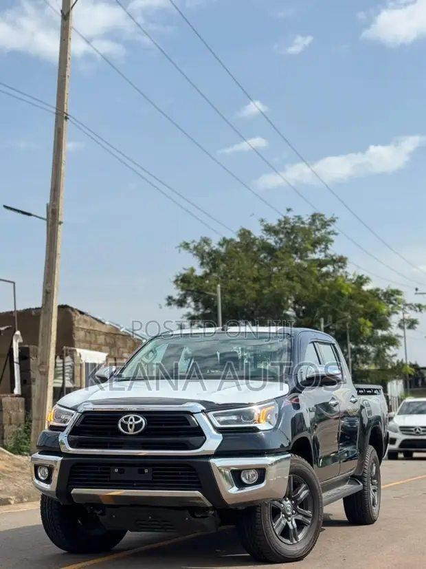 New Toyota Hilux 2025 Black - 1