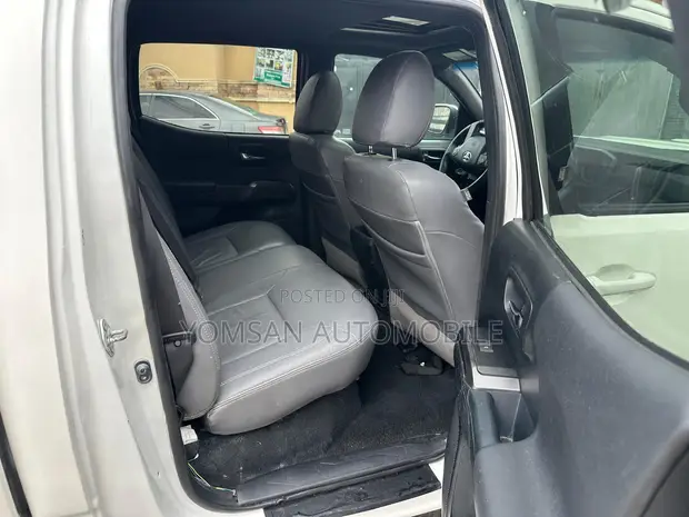 2017 Toyota Tacoma TRD Sport White - 1