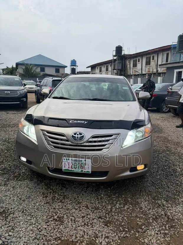2008 Toyota Camry XLE Sedan Gold - 1