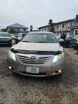 2008 Toyota Camry XLE Sedan Zinariya