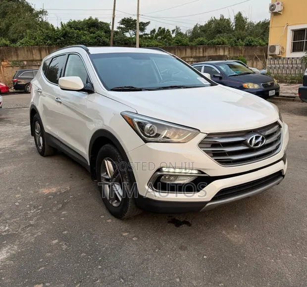 2017 Hyundai Santa Fe White - 1