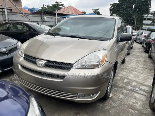 2004 Toyota Sienna LE FWD Minivan - 1