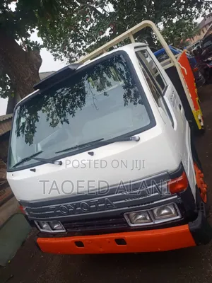 Toyota Dyna 200 Truck with 2RZ Engine