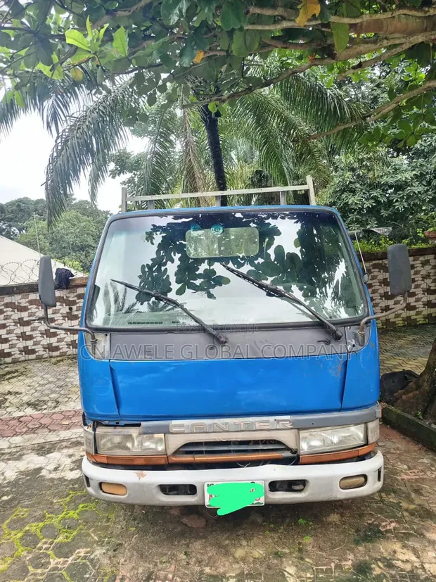 Nigerian Used Nissan Cabstar Self-Loader Truck - 1