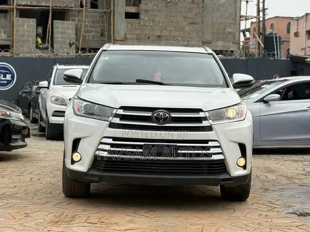 2018 Toyota Highlander XLE AWD V6 White - 1