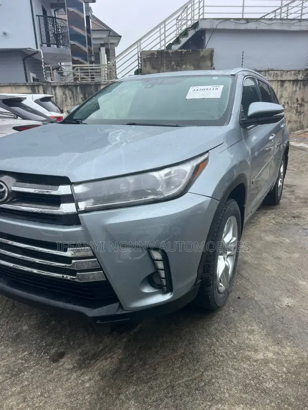 2017 Toyota Highlander Limited Platinum 4x2 V6 Silver - 1
