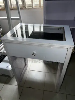 Dresser Table da Aka Yi Amfani Da Shi tare da Sama Gilashi