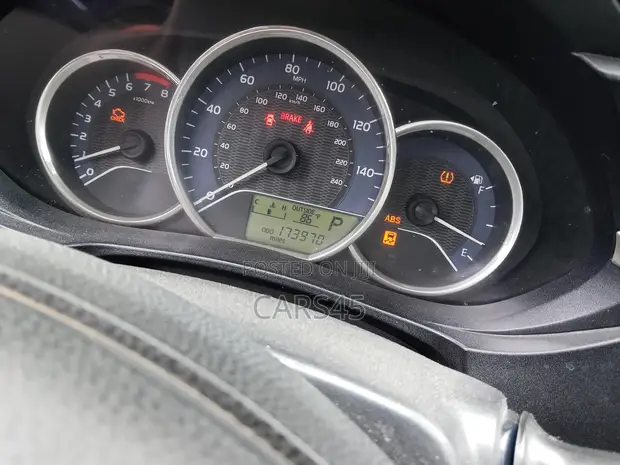 Toyota Corolla 2014 Silver - 1