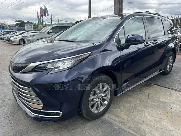2021 Toyota Sienna XLE 7-Passenger AWD - 1