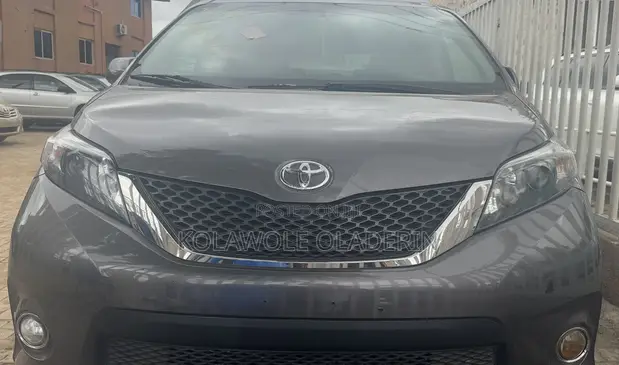 2012 Toyota Sienna Sport - Accident Free - 1