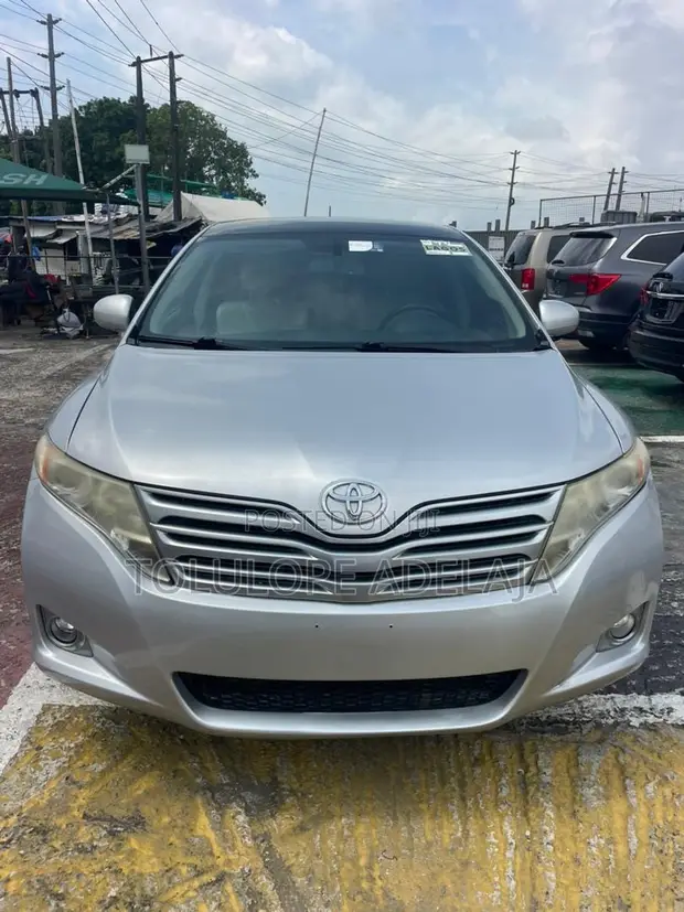 Toyota Venza V6 2010 Silver - 1