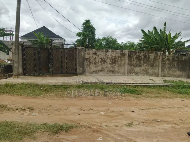 Filin Ƙasa da Shinge, Gidan Da Aka Rufe da Ƙananan Flats a Ayobo - 1