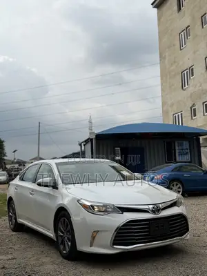 2016 Toyota Avalon XLE Sedan - White