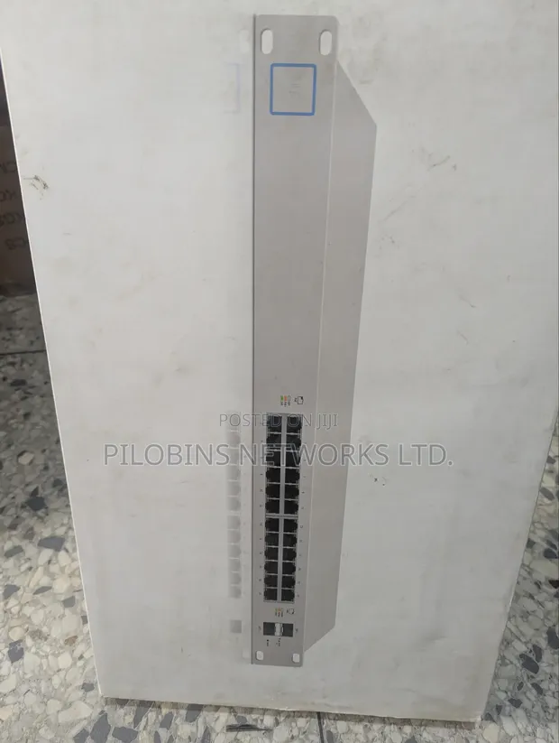 Ubiquiti UniFi Switch 24-Port Gigabit PoE Managed - 1