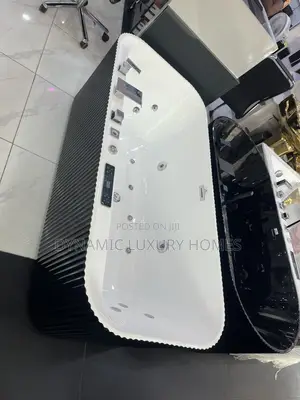 Jacuzzi Mai Kyau Baki da Fari