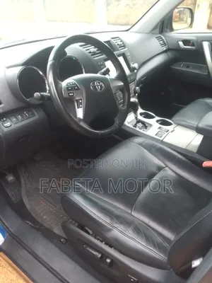 Toyota Highlander SE 2012 Beige