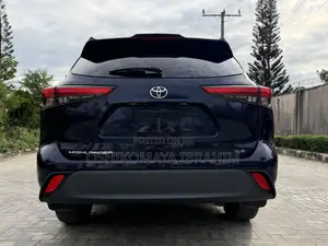 Toyota Highlander XLE 2021 Blue