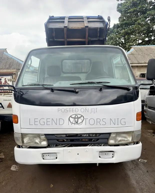 Toyota Dyna 200 Tipper Truck - 1