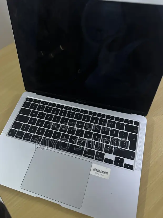 Apple MacBook Air 2020 M1 8GB RAM 256GB SSD - 1
