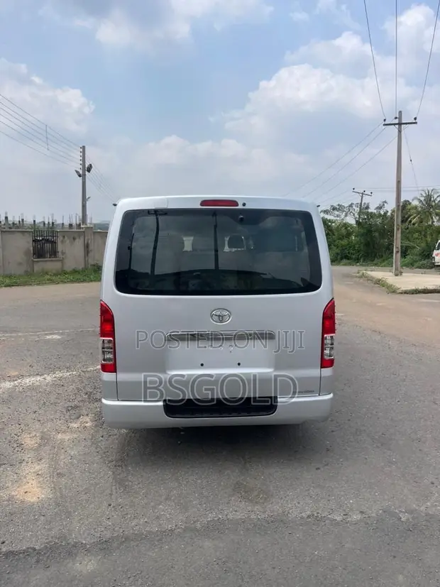Toyota HiAce 2010 Silver - 1