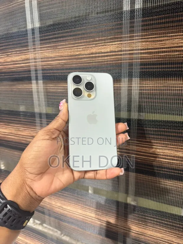 Apple iPhone 15 Pro 256GB Gold - 1
