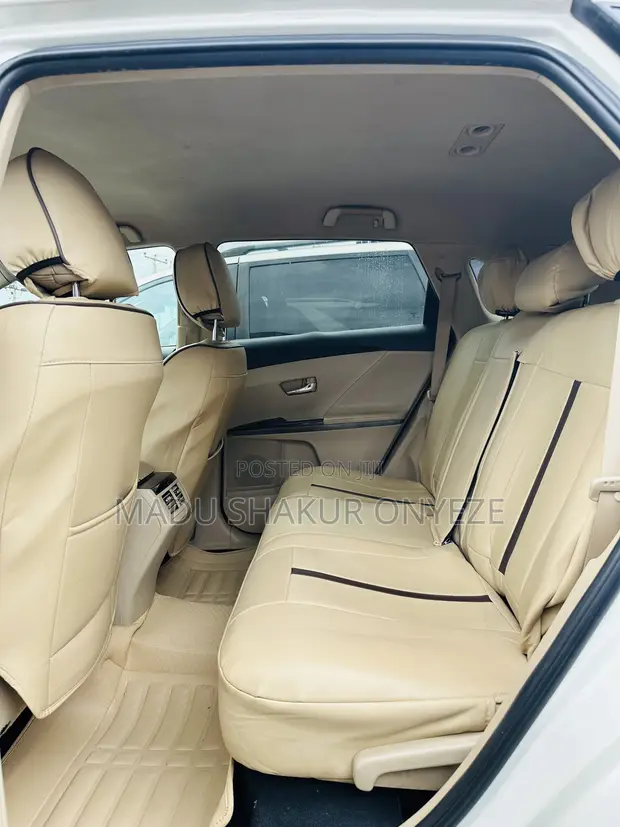Toyota Venza LE 2010 White - 1
