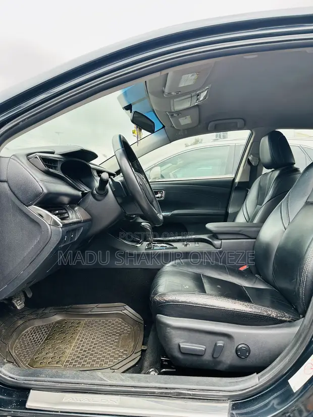 2017 Toyota Avalon XLE Premium Sedan FWD - 1