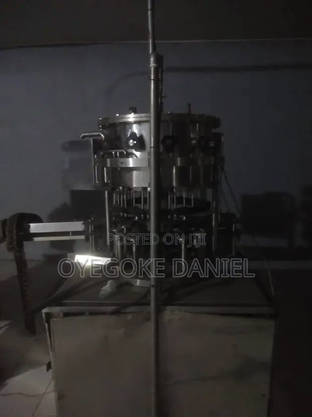 12 Filling Heads Semi-Automatic Carbonated Drink Filling Machine - 1