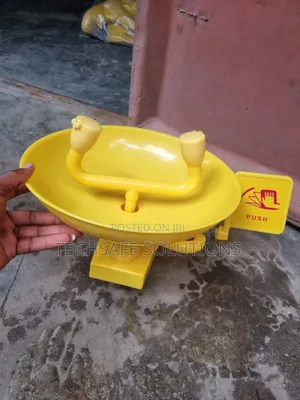 Vaultex Plastic Wall-Mounted Emergency Eyewash Station
