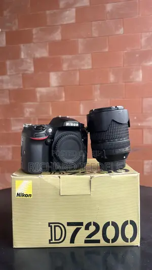 Nikon D7200 DSLR Camera + 18-140mm Lens + Godox Speedlight