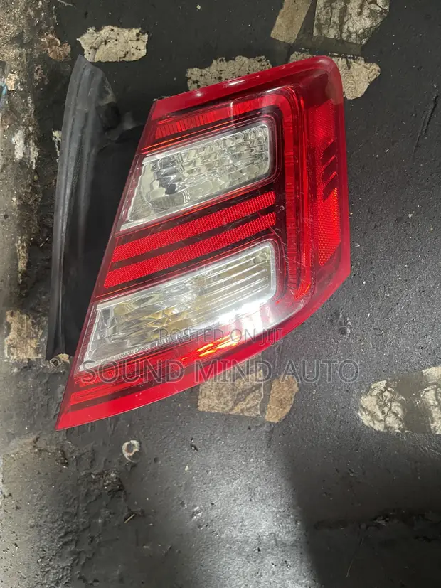 Ford Taurus Rearlight (2013) - 1