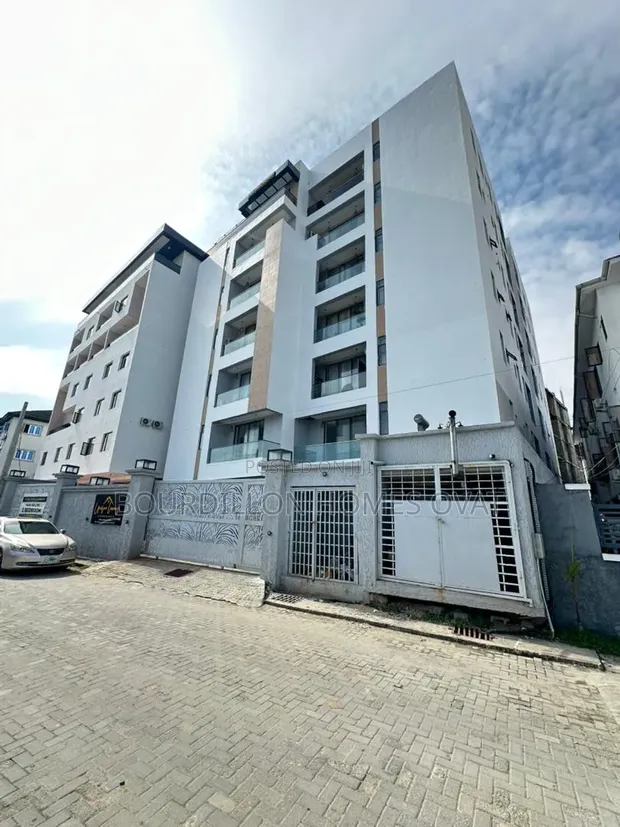 3 Bedroom Penthouse with BQ, Elevator & Gym in Lekki Phase 1 - 1
