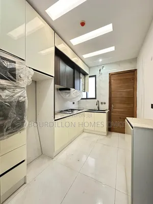 3 Bedroom Penthouse with BQ, Elevator & Gym in Lekki Phase 1