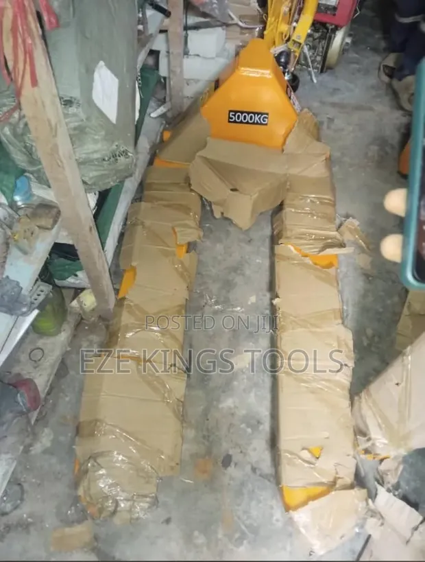 Heavy-Duty Yellow 5000kg Hydraulic Hand Pallet Truck - 1