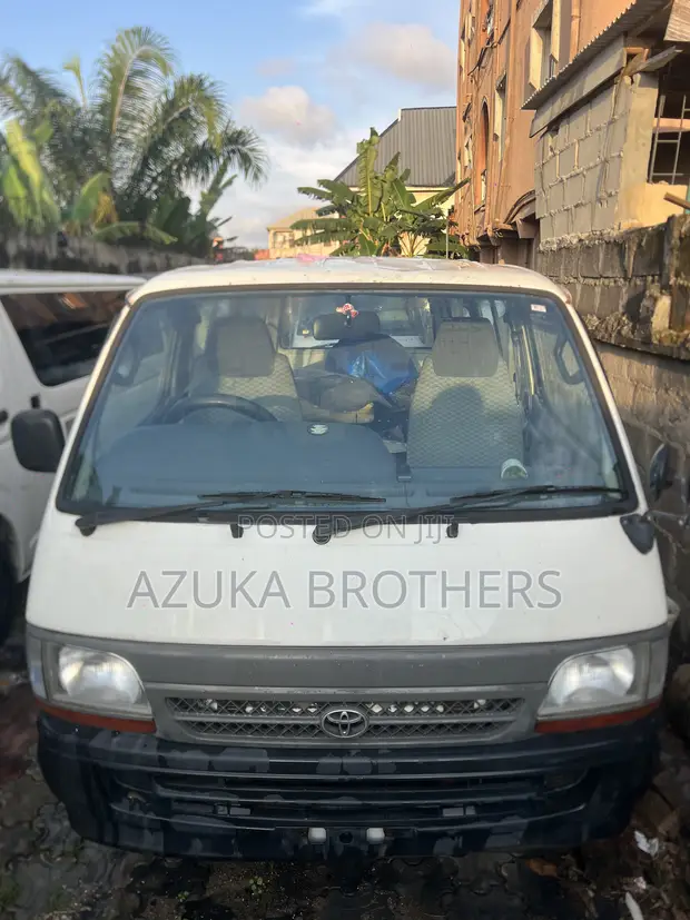 Toyota HiAce 1999 White - 1