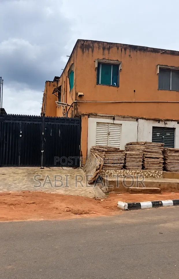 Ginin Flats da Shago a Titin Ipaja, Legas - 1