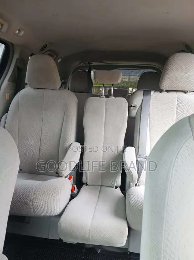 2012 Toyota Sienna XLE Mobility Brown - 1
