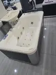 Babban Jacuzzi Mai Kyalli na Zamani - 2