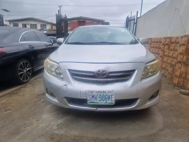 Toyota Corolla 2009 Silver - 1