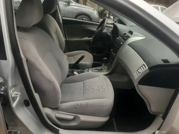 Toyota Corolla 2011 Silver - 1