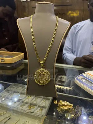 Babban Cuban Chain da Lion Face Pendant