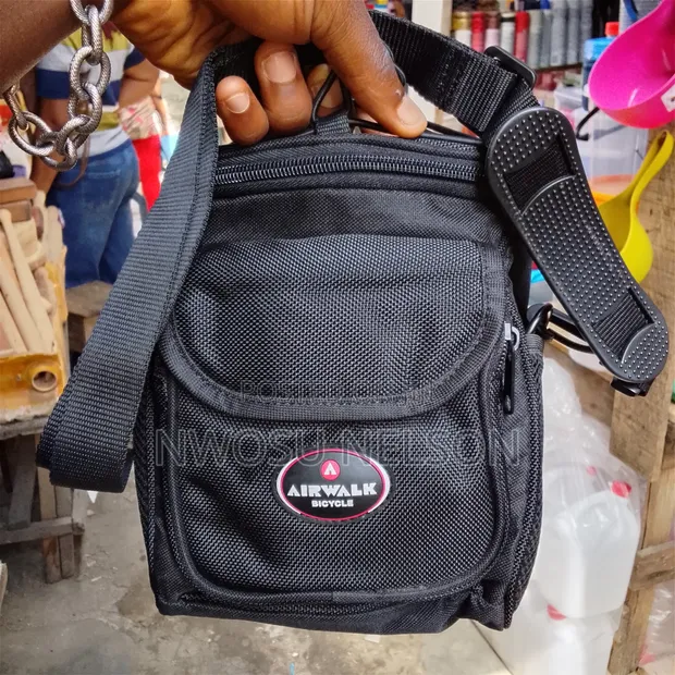 Jakar Crossbody Baƙar Fata Mai Aljihu a Gaba - 1