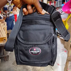 Jakar Crossbody Baƙar Fata Mai Aljihu a Gaba