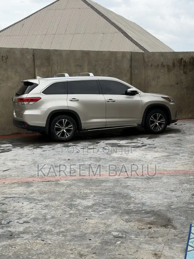 2016 Toyota Highlander XLE V6 4x4 SUV Gold - 1