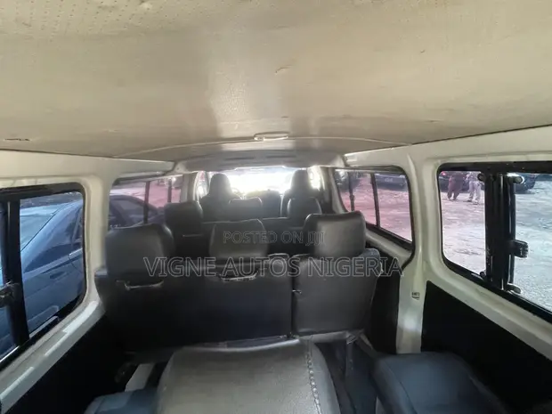 Toyota HiAce Commuter 2009 White - 1