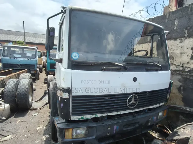 Mercedes-Benz Truck Cap and Chassis - 1