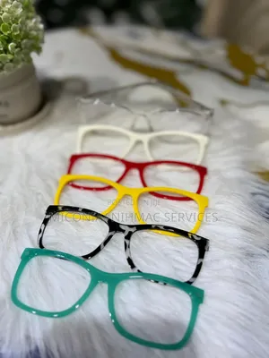 Eyeglasses masu Launuka Daban Daban