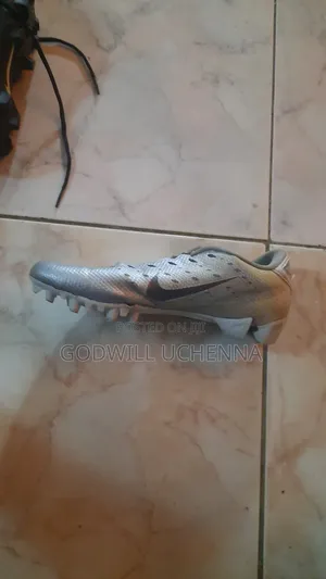 Nike Takalman Kwallon Kafa - Girman 44.5