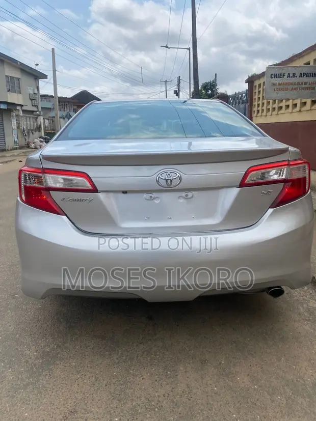 Toyota Camry SE 2014 Launin Azurfa - 1
