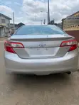 Toyota Camry SE 2014 Launin Azurfa - 1